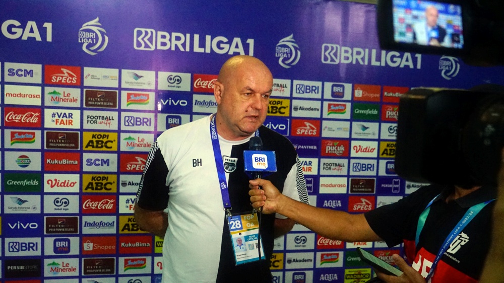PSS Sleman terus berjuang keras untuk keluar dari zona degradasi, dengan harapan besar digantungkan pada strategi pelatih Pieter Huistra.