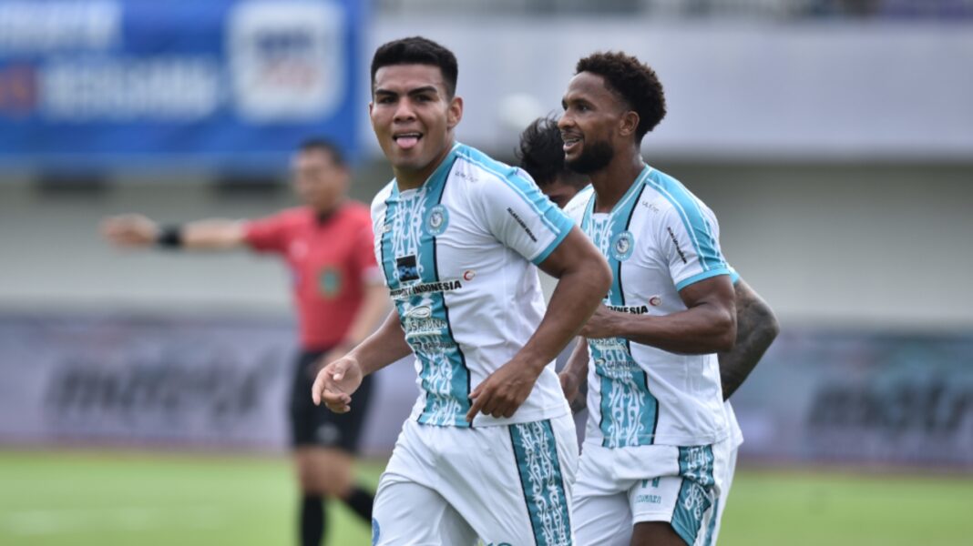 Di tengah gegap gempita musim debut PSBS Biak di BRI Liga 1 2024/2025, satu nama terus menjadi sorotan, Alexsandro Perreira.
