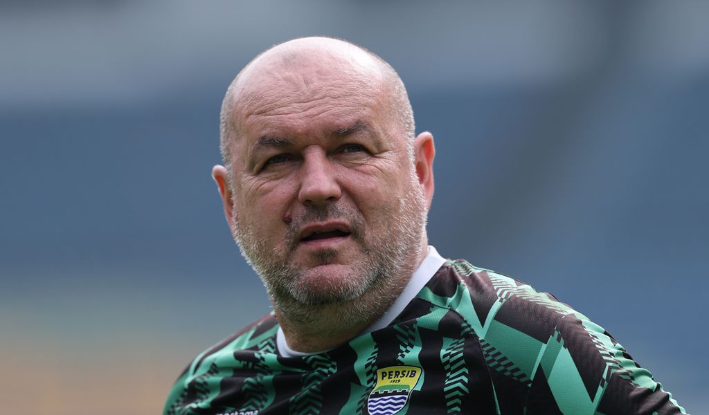 Meski sudah memastikan gelar juara Liga 1 2024/25, Persib Bandung tidak akan bermain setengah hati saat menghadapi Persis Solo.