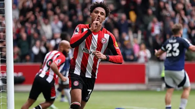 Brentford meraih kemenangan epik melawan Manchester United dalam pertandingan yang dipenuhi ketegangan dan kontroversi.