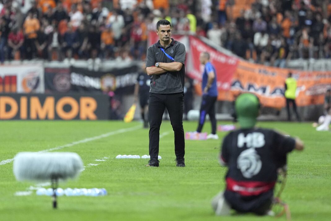 Persija Jakarta memutuskan untuk mengakhiri kerja sama dengan pelatih Carlos Pena setelah 30 pekan memimpin tim di Liga 1 2024/2025.