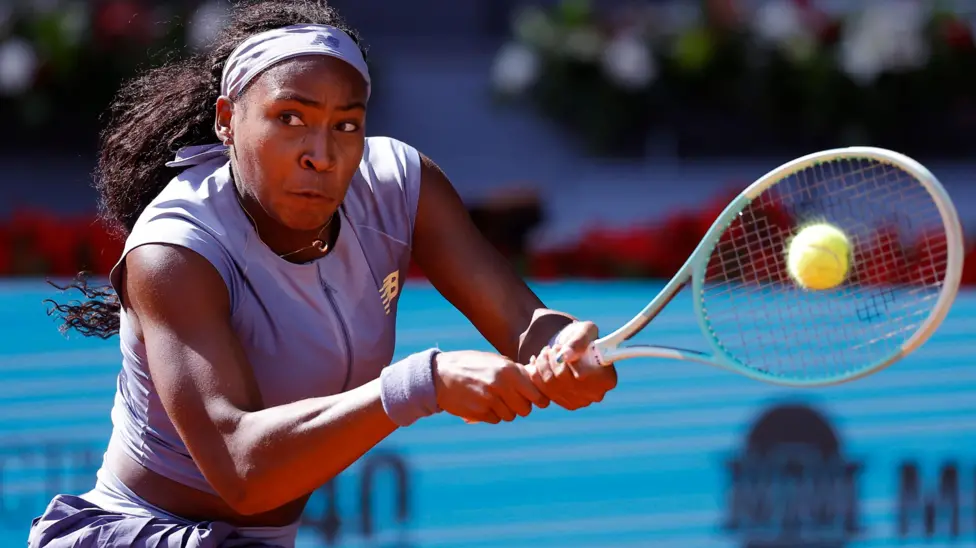Coco Gauff menciptakan kejutan besar di Mutua Madrid Open dengan mengalahkan Iga Swiatek secara telak 6-1, 6-1.