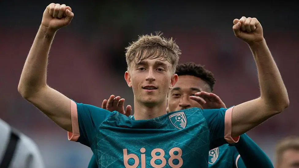 Klub raksasa Spanyol, Real Madrid, dikabarkan telah mencapai kesepakatan untuk mengamankan tanda tangan bek tengah Bournemouth, Dean Huijsen.