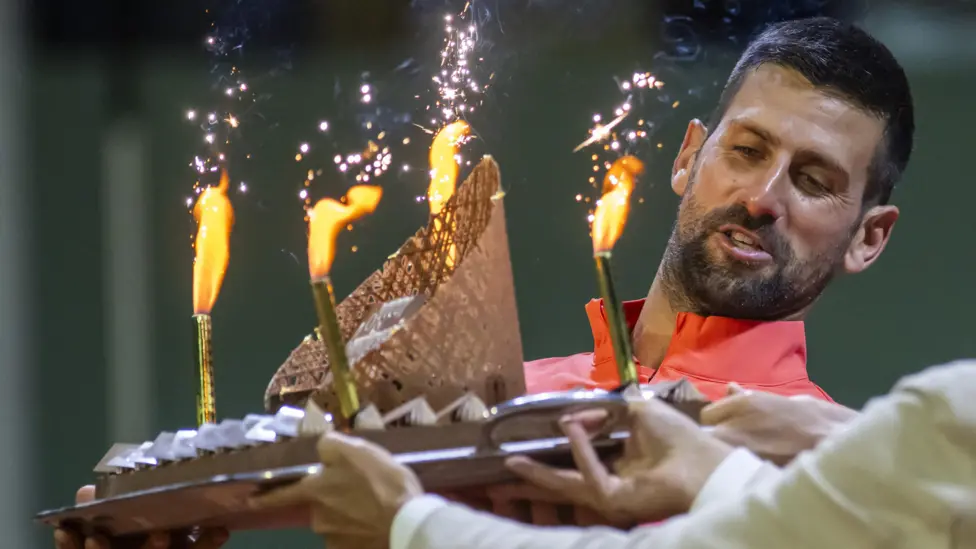 Novak Djokovic merayakan ulang tahun ke-38 dengan cara yang tepat membalas kekalahan sebelumnya dari Matteo Arnaldi.