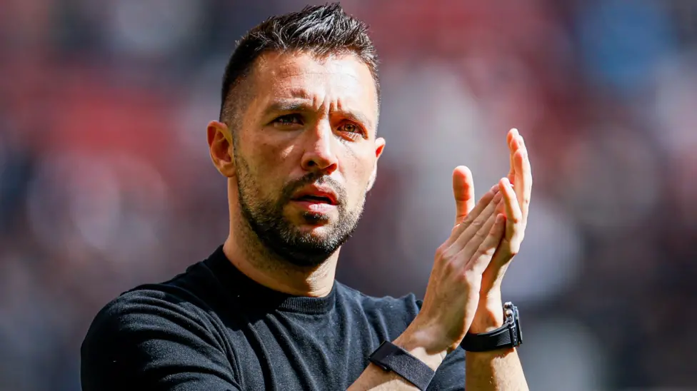 Francesco Farioli resmi mengundurkan diri dari posisi pelatih kepala Ajax Amsterdam setelah gagal memenangkan gelar Eredivisie musim ini.