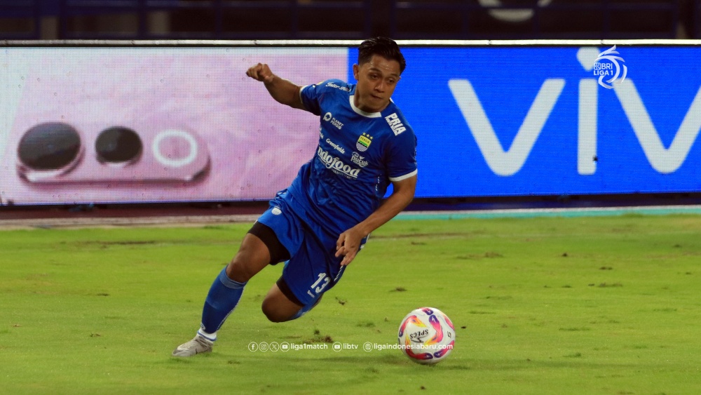Suara sorak-sorai suporter Persib Bandung kembali terdengar menyambut kembalinya Febri Hariyadi ke lapangan hijau.