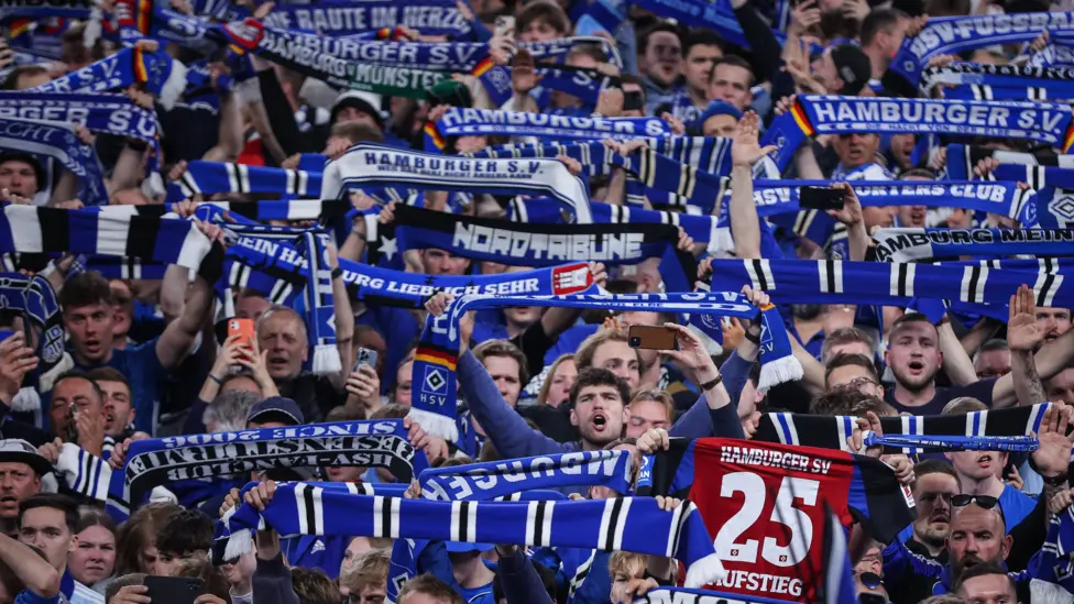 Dua puluh lima penggemar Hamburg SV dirawat di rumah sakit, termasuk satu orang dengan cedera yang mengancam jiwa.