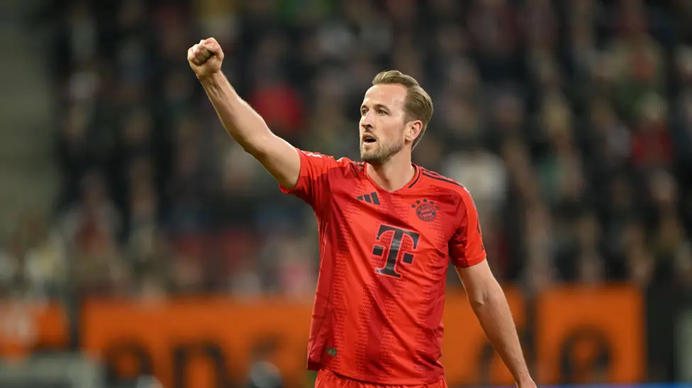 Di tengah kemeriahan parade kemenangan Bayern Munich, Harry Kane duduk dengan tenang di kantor walikota Munich.