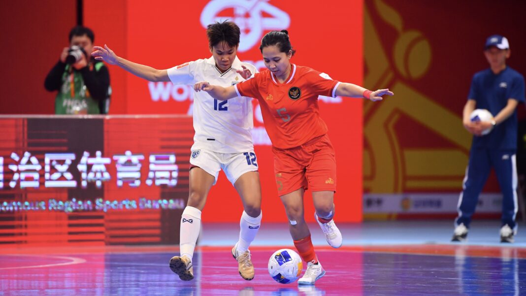 Laga ketat tersaji ketika Timnas Futsal Putri Indonesia berhasil menahan imbang Thailand 0-0 dalam laga di AFC Women's Futsal Asian Cup 2025.
