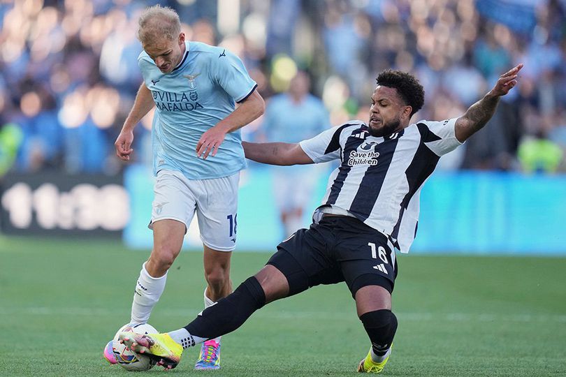Gol Matias Vecino di menit 90+6 berhasil menyelamatkan Lazio dari kekalahan atas Juventus di rumah sendiri, skor akhir sama kuat 1-1.