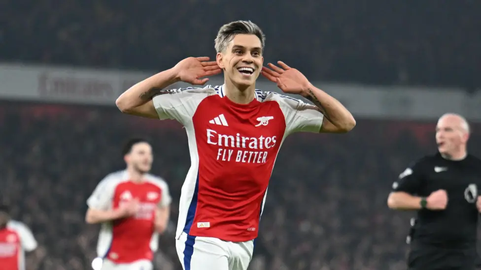 Leandro Trossard tampaknya akan memperpanjang masa tinggalnya di Arsenal, dengan negosiasi kontrak baru yang kini memasuki tahap akhir.