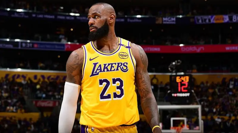 Kekalahan LA Lakers dari Minnesota Timberwolves dalam pertandingan kelima babak play-off NBA (103-96) tidak hanya mengakhiri musim tim.
