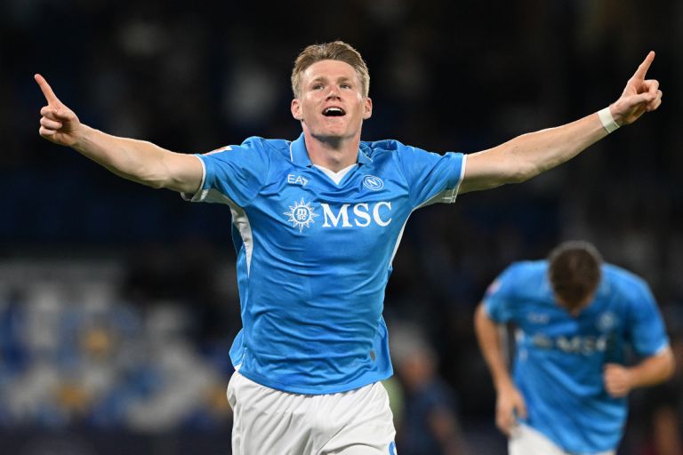 Perjalanan Scott McTominay dari Manchester United menjadi mesin gol Napoli adalah salah satu kisah transformasi paling mengejutkan musim ini.
