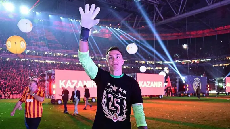 Galatasaray merayakan gelar Süper Lig ke-25 mereka setelah meraih kemenangan dramatis 3-0 atas Kayserispor.
