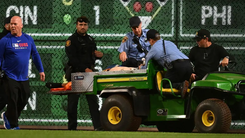 Sebuah kejadian menegangkan terjadi di PNC Park, markas Pittsburgh Pirates, ketika seorang penonton terjatuh dari ketinggian sekitar 20 kaki.