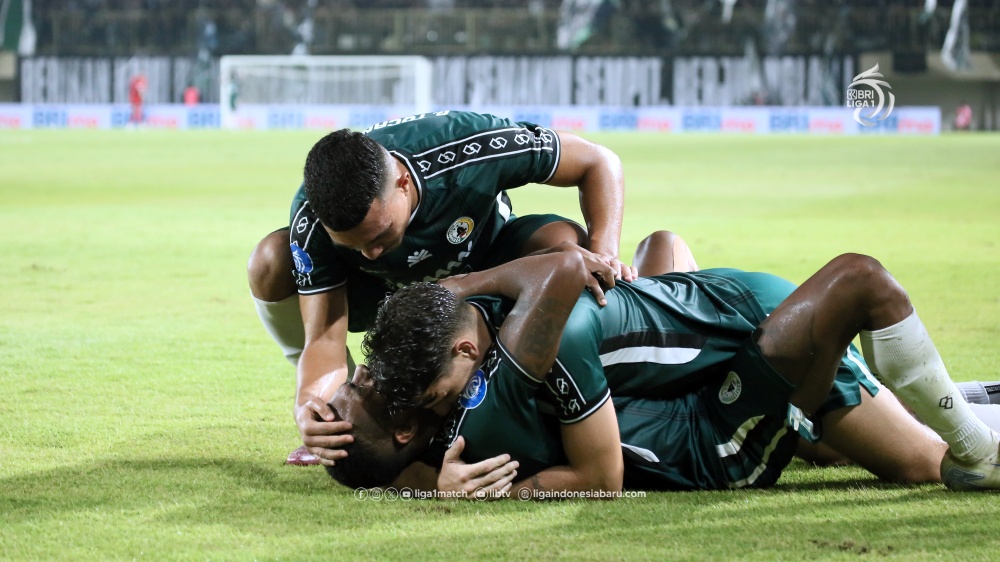 Stadion Maguwoharjo akhirnya kembali bergemuruh dengan suka cita ketika PSS Sleman berhasil meraih kemenangan krusial 3-1 atas PSM Makassar.