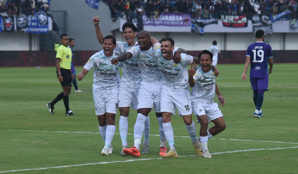Sebagai juara bertahan Liga 1 2024/25, Persib Bandung mengambil sikap progresif soal wacana regulasi baru pemain asing di Liga 1.