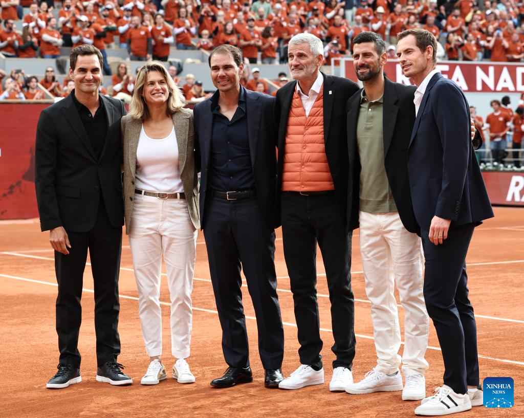 Haru menyelimuti Philippe Chatrier saat empat legenda tenis Rafael Nadal, Roger Federer, Novak Djokovic, dan Andy Murray berdiri bersama.
