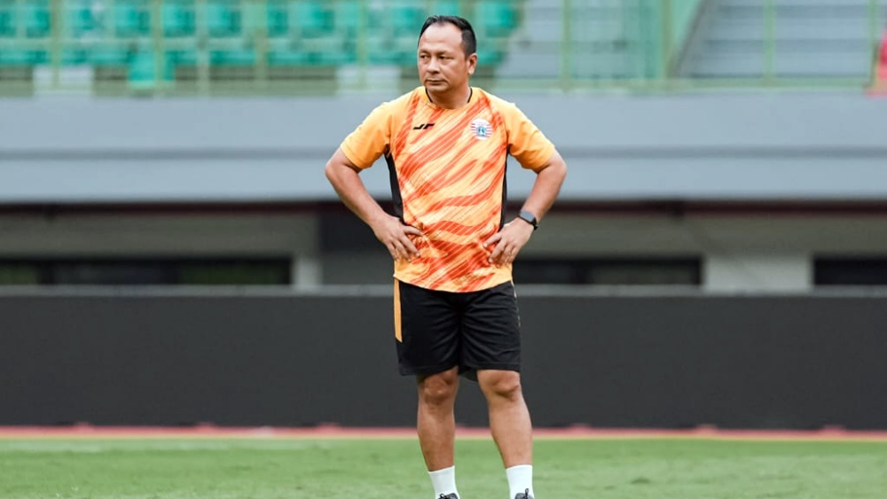 Keputusan manajemen Persija Jakarta untuk mengangkat Ricky Nelson sebagai pelatih interim menggantikan Carlos Pena menjadi sorotan publik.
