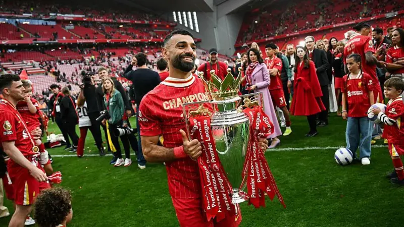 Di tengah kemeriahan perayaan gelar juara Liga Premier Liverpool, Mohamed Salah menambahkan sentuhan istimewa di klub.