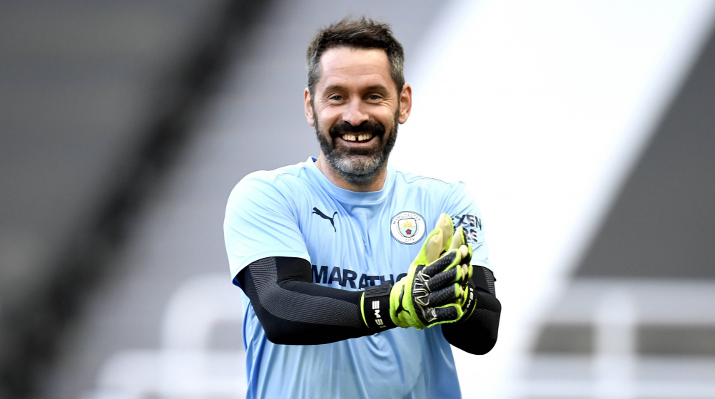 Tidak banyak nama yang mampu bertahan di dunia sepak bola modern hanya dengan peran sebagai pilihan ketiga, namun, Scott Carson bukanlah kiper biasa.