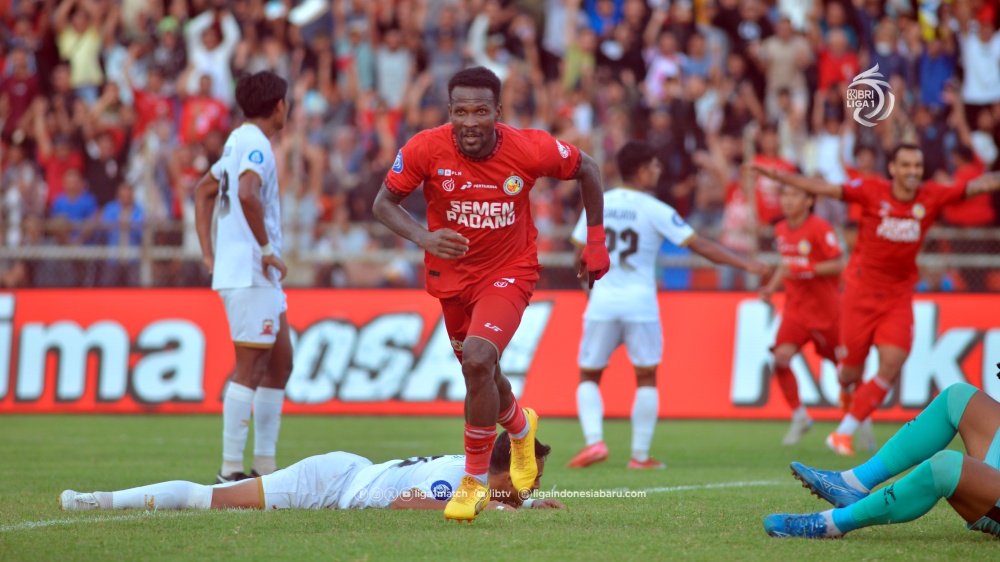Di bawah sorotan lampu Stadion Haji Agus Salim, Semen Padang menorehkan kemenangan dramatis atas Madura United.