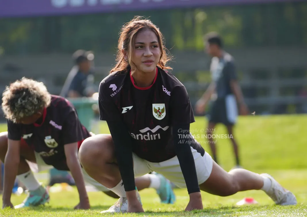 Perjalanan Shafira Ika dalam dunia sepak bola wanita Indonesia adalah kisah tentang tekad, ketangguhan, dan cinta terhadap olahraga.