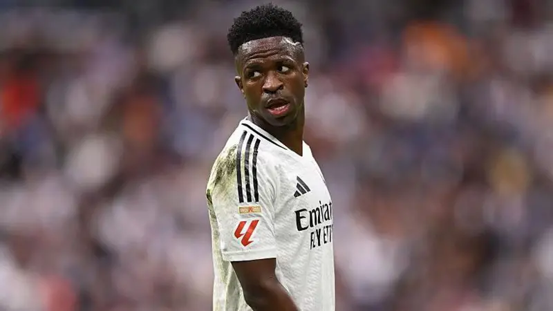 Pengadilan Spanyol menjatuhkan hukuman penjara yang ditangguhkan kepada lima individu terkait kasus rasial terhadap Vinicius Jr.
