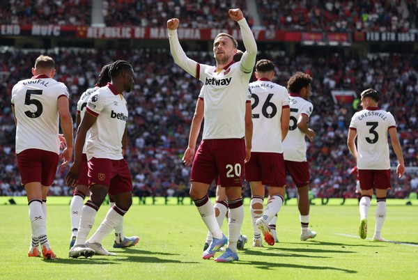 Manchester United semakin terpuruk setelah mereka kembali kalah di kandang sendiri, kali ini West Ham yang menang 0-2.