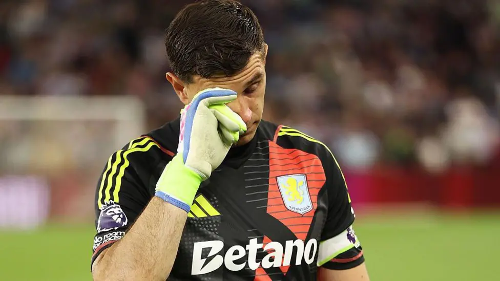 Unai Emery memberikan respons ambigu mengenai masa depan Emiliano Martinez setelah kiper Argentina itu terlihat menangis.