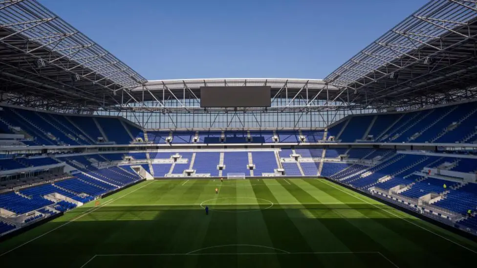 **Everton Umumkan Mitra Hak Penamaan Stadion Baru dalam Kesepakatan Bersejarah** Klub Premier League Everton telah mengungkapkan bahwa firma hukum lokal Hill Dickinson akan menjadi sponsor nama untuk stadion baru mereka di Bramley-Moore Dock. Stadion berkapasitas 52.888 kursi tersebut akan secara resmi dikenal sebagai Stadion Hill Dickinson ketika dibuka Agustus mendatang. Menurut pernyataan resmi Everton kepada BBC Sport, nilai kesepakatan ini menempatkannya sebagai salah satu kontrak hak penamaan stadion terbesar di Eropa secara finansial. Kemitraan jangka panjang ini menandai babak baru bagi klub yang akan meninggalkan Goodison Park setelah lebih dari satu abad. 