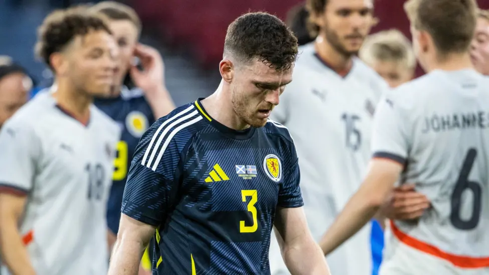Suasana muram menyelimuti Hampden Park usai Skotlandia harus tumbang 1-3 dari Islandia dalam laga persahabatan.