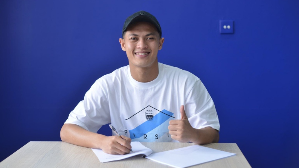 Persib Bandung mengumumkan kepastian eks pemain PSIS, Alfeandra Dewangga bergabung di Kompetisi Liga 1 2025/26.