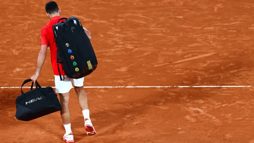 Sebelum Novak Djokovic meninggalkan lapangan setelah kekalahannya di semifinal Prancis Terbuka, ia meletakkan tas raketnya di tanah liat.