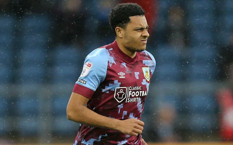 Bek muda Inggris CJ Egan-Riley memulai babak baru dalam kariernya dengan bergabung ke Olympique Marseille secara gratis.