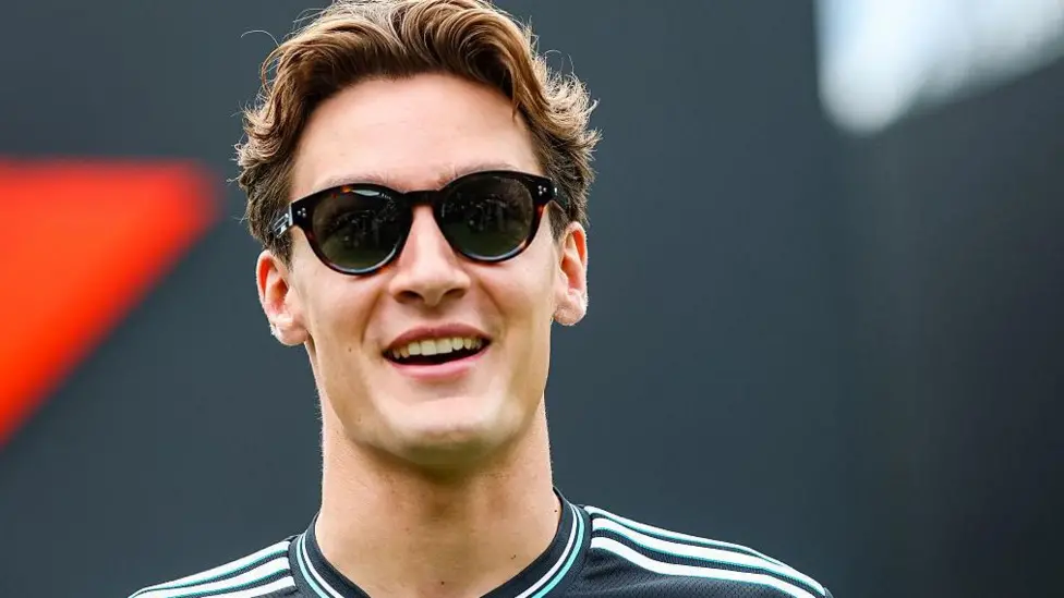 Pembalap Mercedes George Russell mengaku terkejut dengan pengakuan Max Verstappen yang bersedia bertanggung jawab.