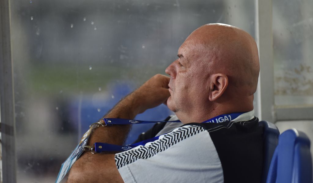 Pelatih Persib Bandung, Bojan Hodak mengisi liburan akhir musim dengan pulang ke Kroasia bertemu keluarganya di sana.
