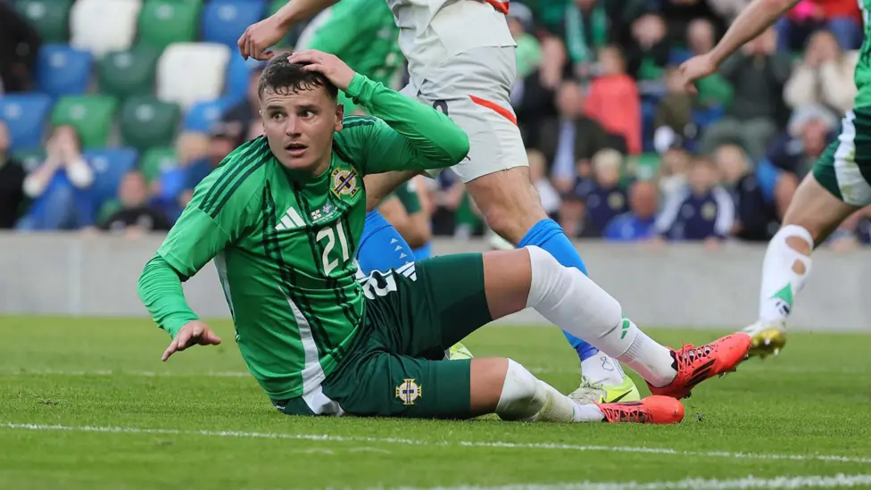 Dalam pertandingan persahabatan yang digelar di Windsor Park, Irlandia Utara berhasil mempertahankan keunggulan tipis 1-0 atas Islandia.