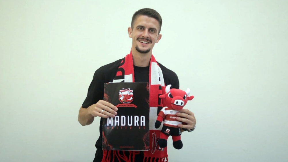 Gelandang bertahan asal Bosnia, Kerim Palic, resmi memperpanjang kontraknya bersama Madura United untuk dua musim mendatang.