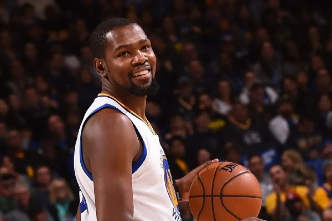 Bintang NBA Kevin Durant mengambil langkah strategis dengan menjadi pemegang saham minoritas klub raksasa Prancis, Paris Saint-Germain.