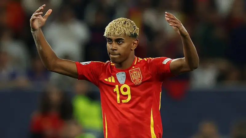 Lamine Yamal menjadi bintang dengan mencetak dua gol saat Spanyol meraih kemenangan dramatis atas Prancis yang berakhir 5-4.