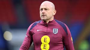 Pelatih kepala timnas Inggris U-21 Lee Carsley secara resmi memperpanjang kontraknya dengan The Football Association hingga tahun 2027.
