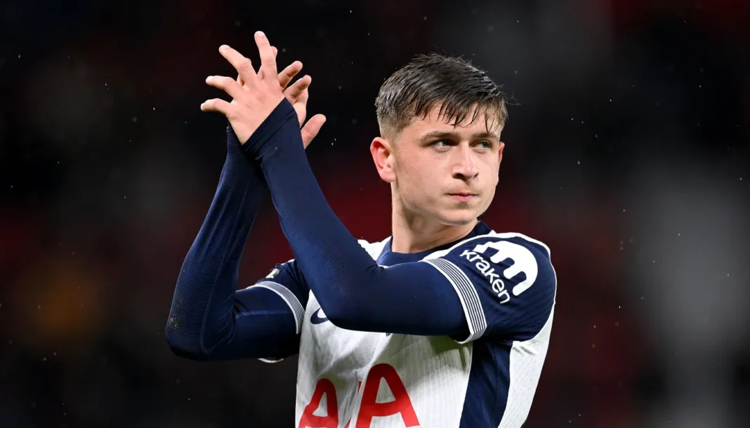 Penyerang muda Tottenham Hotspur, Mikey Moore, menjadi penyelamat Inggris U-19 dengan mencetak gol penalti di menit ke-80.