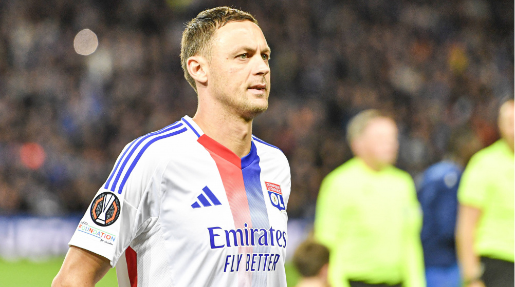Nemanja Matic, gelandang Lyon, harus menerima konsekuensi setelah menutupi pesan anti-homofobia di kausnya menggunakan selotip.