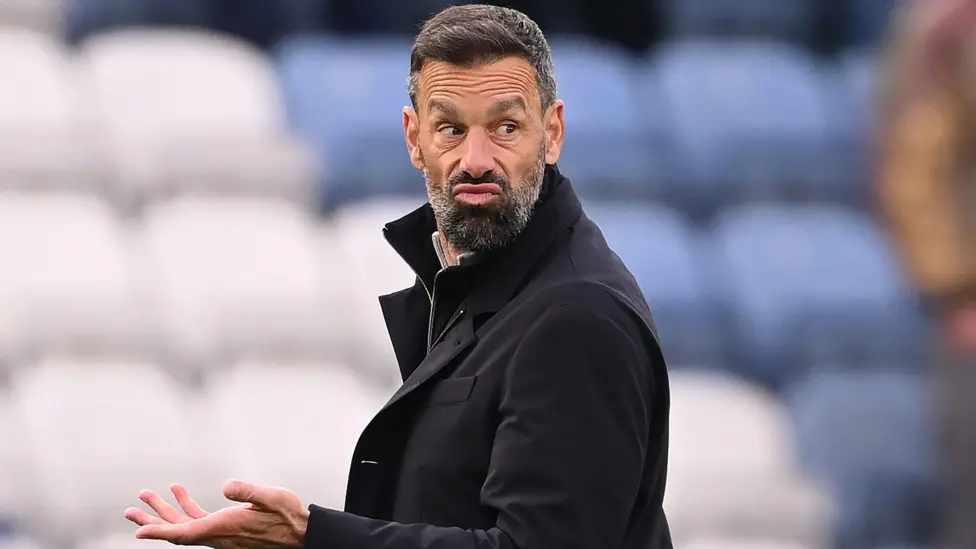 Setelah spekulasi yang berlarut-larut, akhirnya Ruud van Nistelrooy resmi meninggalkan posisinya sebagai manajer Leicester City.