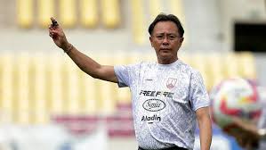 Kabar resmi datang dari Persik Kediri pada Kamis (19/6/2025), dengan mengumumkan Ong Kim Swee sebagai pelatih baru mereka di musim depan.