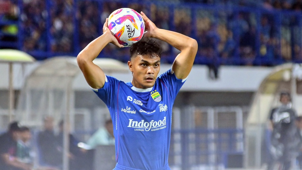 Pemain tengah andalan Persib Bandung, Rachmat Irianto, resmi meninggalkan klub setelah tiga musim membela Maung Bandung.