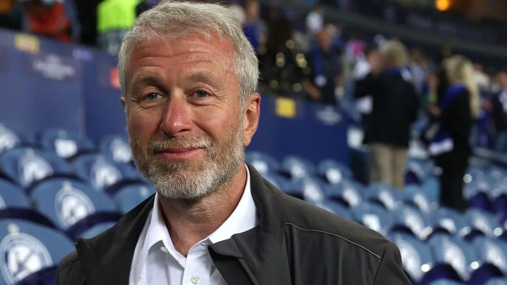 Pemerintah Inggris meningkatkan tekanan terhadap Roman Abramovich terkait dana hasil penjualan Chelsea senilai £2,5 miliar.