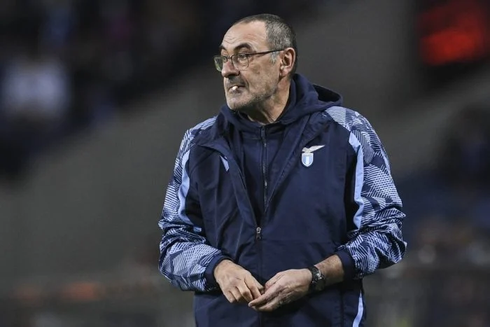 Maurizio Sarri membuat keputusan mengejutkan dengan kembali ke Lazio sebagai pelatih kepala setelah 15 bulan meninggalkan klub tersebut.