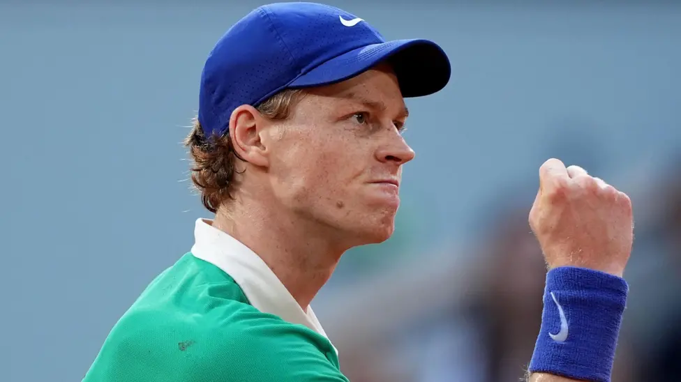 Lapangan Philippe Chatrier menjadi saksi peralihan era yang dramatis ketika Jannik Sinner mengakhiri dominasi Novak Djokovic